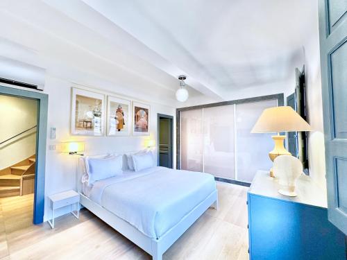 une chambre blanche avec un lit et un bureau dans l'établissement Èrsextius, LGLL1, Aix-en-Provence, à Aix-en-Provence