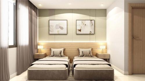 - 2 lits dans une chambre avec 2 lampes dans l'établissement Hoang Huy Hotel, à Ấp Lò Vôi