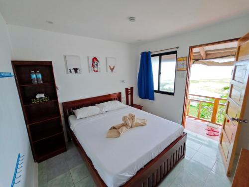 1 dormitorio con 1 cama con arco en Room-Cola Inn, en Siquijor
