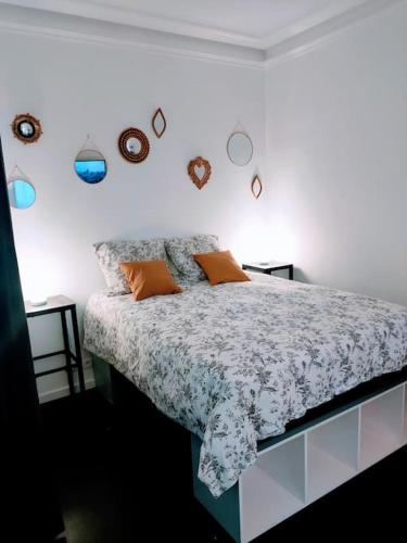 - une chambre avec un lit et quelques assiettes murales dans l'établissement Appartement les Abbesses, à Paris