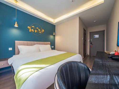 Ein Bett oder Betten in einem Zimmer der Unterkunft Wutong ins Designer Hotel
