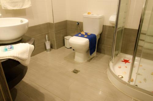 Koupelna v ubytování Polykratis Rooms