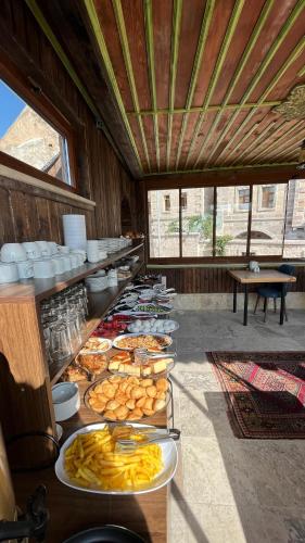 un buffet avec de nombreuses assiettes de nourriture sur une table dans l'établissement Angel Cappadocia Cave Hotel, à Gorëme
