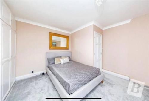 sypialnia z łóżkiem w pokoju w obiekcie End of Terrace 4 bedroom 2 living room home in London w mieście Harold Wood