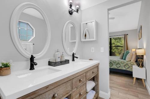 Postel nebo postele na pokoji v ubytování Sunny Retreat near Golf Courses and Mayo Clinic