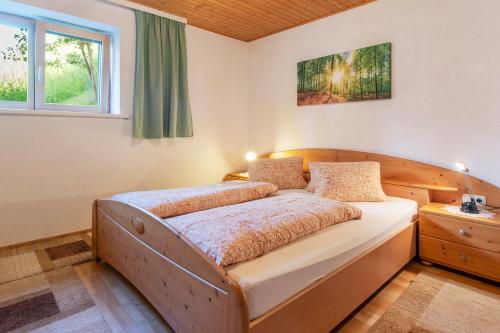 1 dormitorio con cama de madera en una habitación en Ferienwohnung am Gant en Bartholomäberg