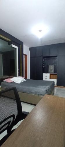 um quarto com duas camas e uma mesa em republica madagascar em Florianópolis