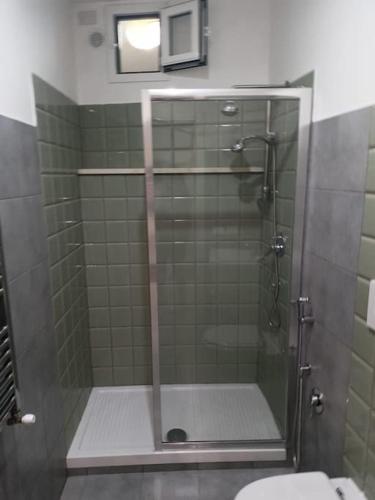 W łazience znajduje się prysznic ze szklanymi drzwiami. w obiekcie Casa Cavour 153 w mieście Cori