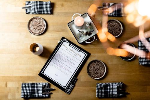 une tablette installée au-dessus d'une table en bois dans l'établissement heimatbude., 