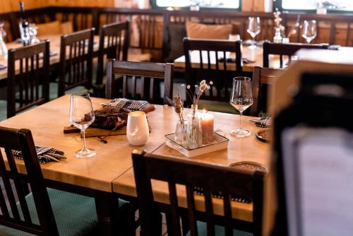 - une table en bois avec des verres à vin et des bougies dans l'établissement heimatbude., 