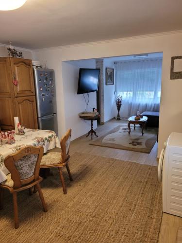 sala de estar con mesa y TV en Appartement Entre Strasbourg Et Colmar - Proche d'Europa Park, en Sermersheim