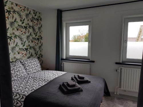 ein Schlafzimmer mit einem Bett mit zwei Handtüchern darauf in der Unterkunft Sportpension Heartstay in Midsland