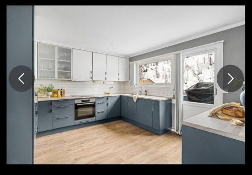 Kuchyň nebo kuchyňský kout v ubytování Flott leilighet med utsikt over Tromsøysundet