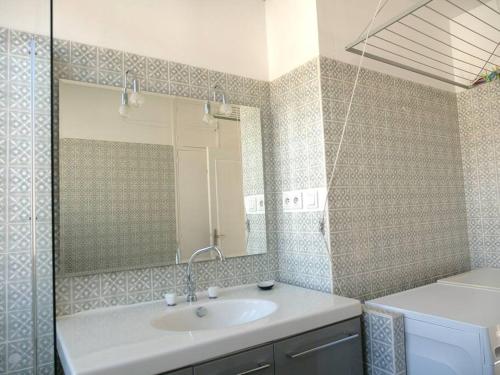 Ένα μπάνιο στο Appartement de designer, Grand Paris pour 6 personnes, Metro 14