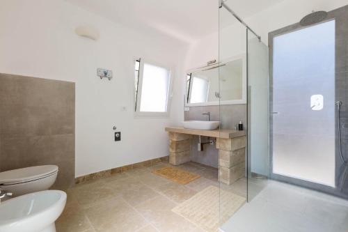 e bagno con servizi igienici, lavandino e doccia. di La Serrazza by BarbarHouse a Marina di Pescoluse