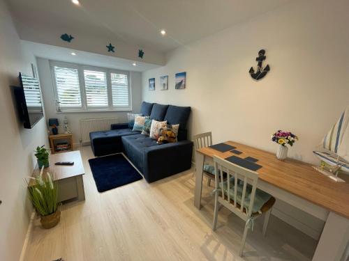 sala de estar con sofá azul y mesa en The Blue Crab in Bournemouth en Bournemouth