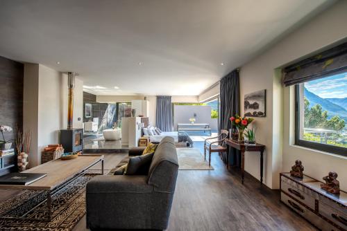 Cape Town的住宿－Endless Views，客厅配有沙发和桌子