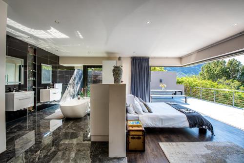 1 dormitorio con cama grande y ventana grande en Endless Views en Ciudad del Cabo