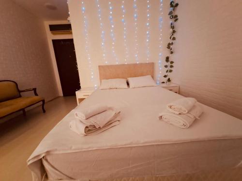 a bedroom with a bed with two towels on it at Elda White Angel in Side