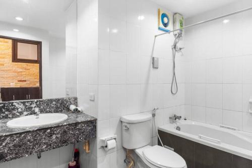 Patong Tower 2 Bedroom Apartment في شاطيء باتونغ: حمام مع مرحاض ومغسلة وحوض استحمام