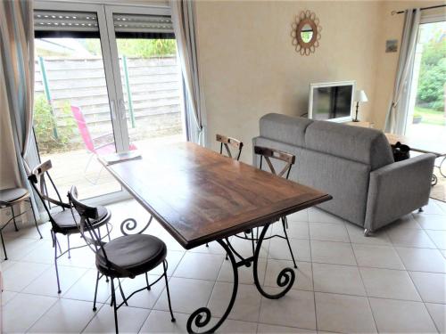 un salon avec une table et un canapé dans l'établissement Maison 4 pièces 6 personnes à 200 m de la plage - GAEL, à Sarzeau
