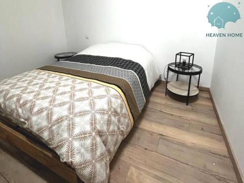 1 dormitorio con 1 cama y suelo de madera en Loft Paimpolais - Private jacuzzi, en Paimpol