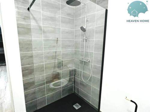 y baño con ducha y aseo. en Loft Paimpolais - Private jacuzzi, en Paimpol