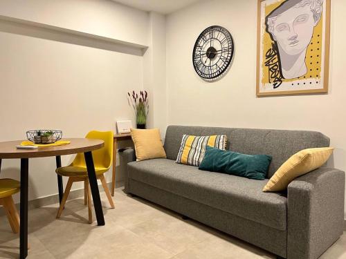 uma sala de estar com um sofá e uma mesa em Attiki Apartment vipgreece em Atenas
