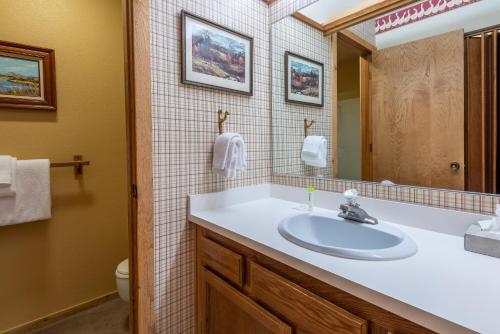 y baño con lavabo y espejo. en Sunburst Condo 2749 On Golf Course with Mt Views and Elkhorn Amenities en Elkhorn Village