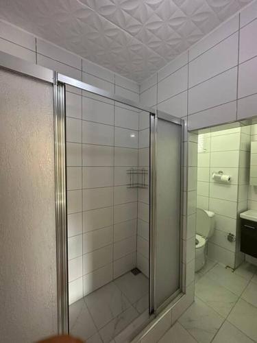 een badkamer met een douche en een toilet bij Taksimde teraslı daire in Istanbul