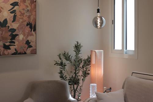 sala de estar con silla y planta en Cozy apartment, two bedroom, full kitchen, en Riad