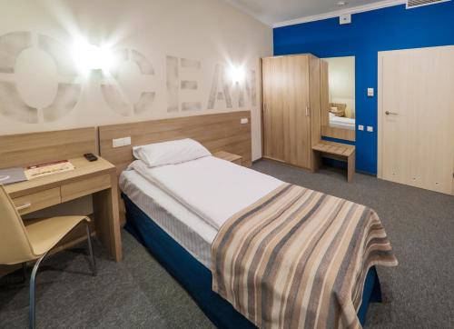 une chambre d'hôtel avec un lit, un bureau et une sidx dans l'établissement Raziotel Kyiv (Boryspilska), à Kiev
