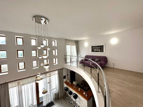 escalera de caracol en una sala de estar con sofá púrpura en Vila Atzarro en Năvodari