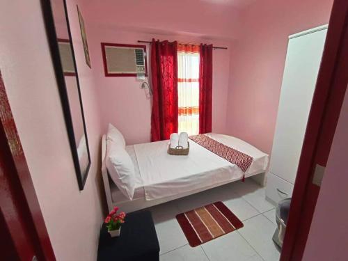 Кровать или кровати в номере Near Manila Airport, COZY 1 Bedroom Condo, Full Kitchen, Swimming Pool, WIFI, 10K