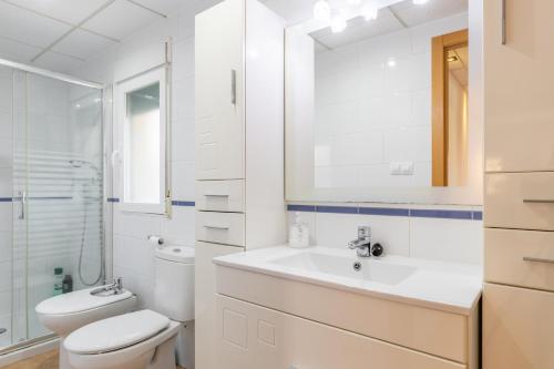 uma casa de banho branca com um WC e um lavatório em Esperanza em Polop