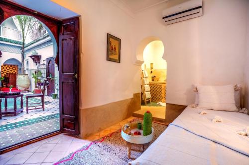 um quarto com uma cama e um quarto com um pátio em Riad Al Madina Marrakech & Spa em Marrakech