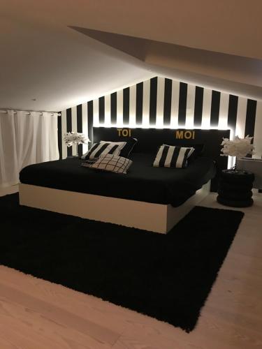 Säng eller sängar i ett rum på Au 29 logement cocon avec jacuzzi privatif