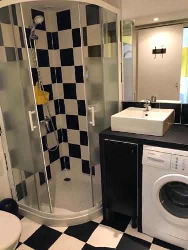 Ένα μπάνιο στο Au 29 logement cocon avec jacuzzi privatif