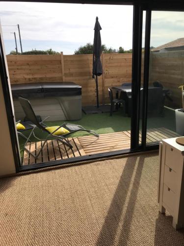 Αίθριο ή υπαίθριος χώρος στο Au 29 logement cocon avec jacuzzi privatif