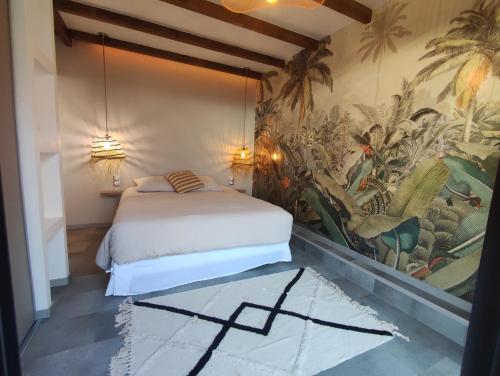 1 dormitorio con 1 cama y un mural de plantas en L'ApparT, meublé de tourisme 4 étoiles, piscine chauffée et vue mer imprenable, en Les Avirons