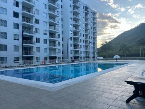 a large apartment building with a swimming pool at Hermoso apartamento para descansar en familia in Girardot