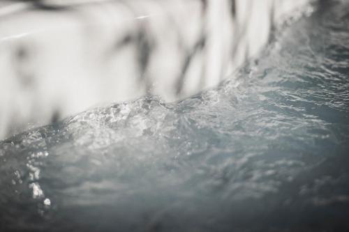 a close up of water in a sink at Chalet BERGSUCHT in Ruhpolding Bayern, Traumlage am sonnigen Südhang, kostenlose Parkplätze, schnelles WLAN, ruhige Sackgasse, NETFLIX inklusive in Ruhpolding
