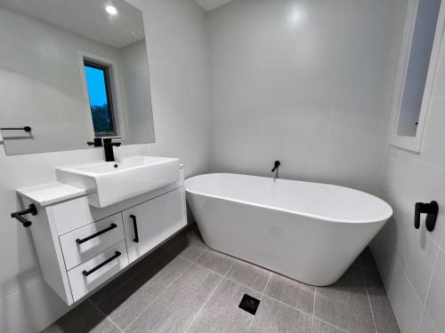 Un baño de Stunning Dickson Luxe 3BR 2Bath Double Garage WiFi Brand New Home