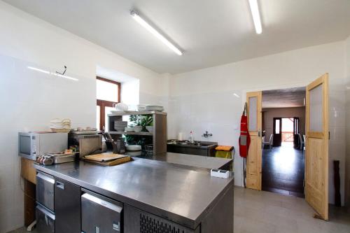 eine große Küche mit einer Arbeitsplatte in einem Zimmer in der Unterkunft Pod Kaštielom Ako Doma in Svätý Anton