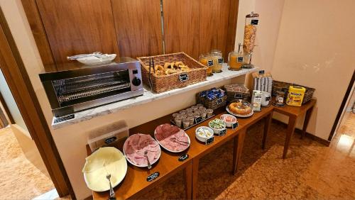 - une table avec de la nourriture dans la cuisine dans l'établissement La Casa di Nazareth, à Rome