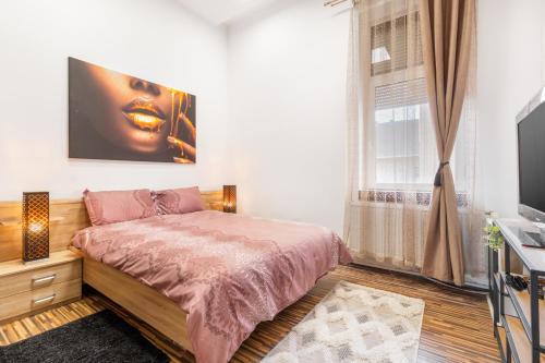 a bedroom with a bed and a window at Piata Unirii Oradea- Cozy apartament in Oradea