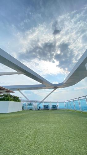 een uitzicht op het dak van een gebouw met uitzicht op de oceaan bij Azure Urban Resort Residences in Manilla