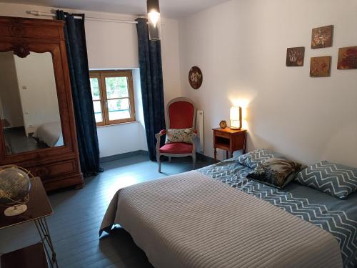 Säng eller sängar i ett rum på Ille Flottante, Maison éclusière et hébergements insolites sur le canal