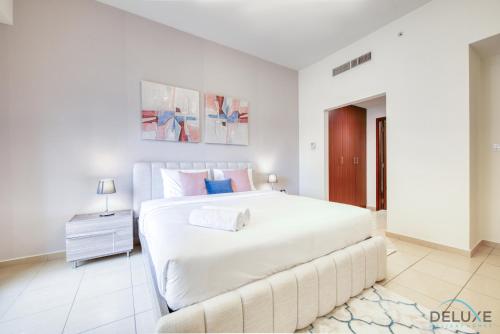 Postel nebo postele na pokoji v ubytování Immaculate 2BR at Sadaf 6 JBR by Deluxe Holiday Homes