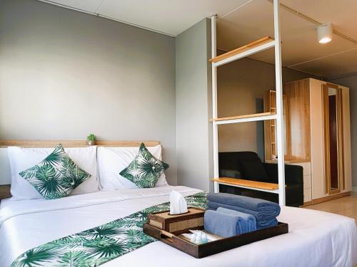 1 dormitorio con 1 cama y 1 litera en DHIresidence at Impact,Muangthongthani en Pak Kret